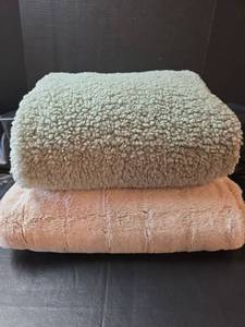 lot 524 image: Throw Blankets Sherpa and Faux Fur