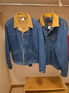 lot 534 image: Wrangler & Rustler Denim Jackets with Corduroy Collar Size 42 and Medium