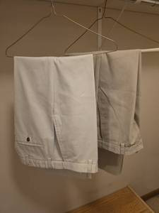 lot 542 image: Haggar Cotton Khaki Pants 34x29