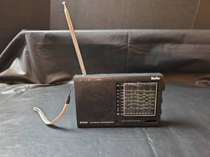 lot 564 image: Kaito KA268 FMAMSW 12 Band Radio Receiver Powers on