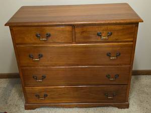 lot 571 image: Traditional Solid Wood 4-Drawer Chest