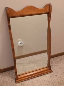 lot 573 image: Traditional Maple Wood Wall Mirror
