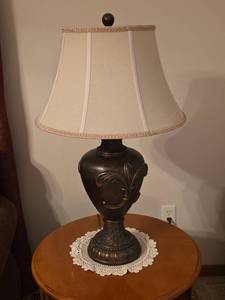 lot 575 image: Decorative Bronze Fleur-de-lis Table Lamp (3 way)