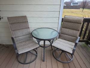 lot 579 image: 3-Piece Outdoor Bistro Set with Swivel Chairs