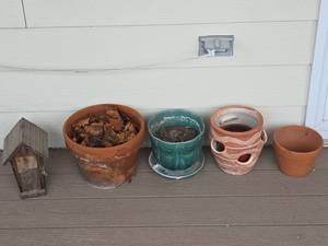 lot 581 image: Garden Pottery Collection with Decorative Birdhouse
