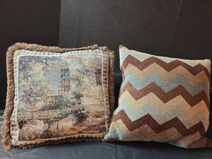 lot 600 image: Decorative Throw Pillows with Geometric and Nature Prints
