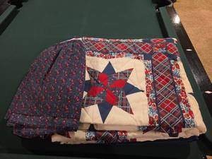 lot 618 image: Full Size Star Pattern Quilt and Bedskirt