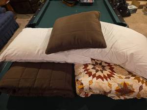 lot 623 image: Star Pattern Quilt, Brown Quilt, 2 Pillows, and Throw Pillow