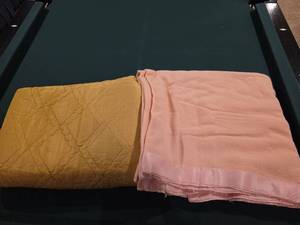 lot 624 image: Vintage Quilted Gold Blanket and Pink Blanket