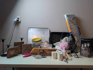 lot 5009 image: Assorted Household and Decor Items-Iron and Bathroom Scale untested