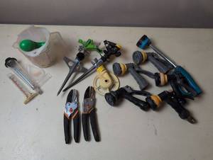 lot 5012 image: Garden Tools