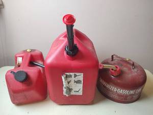 lot 5034 image: Red Gas Can Set - Multiple Sizes