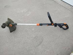 lot 5060 image: WORX Battery Powered String TrimmerEdger