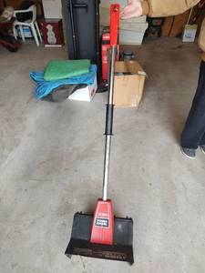 lot 5068 image: Toro Power Shovel Electric Snow Thrower