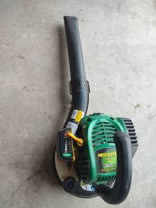 lot 5070 image: Weed Eater FB25 Gas Blower 25cc Leaf Blower