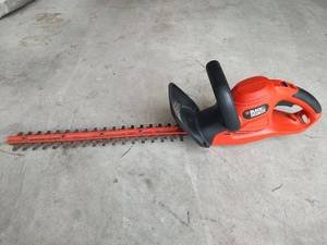lot 5096 image: Black & Decker HT020 20-inch Electric Hedge Trimmer (Missing Cord)