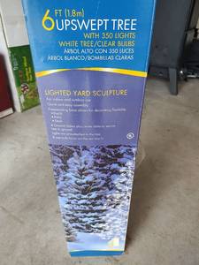 lot 5102 image: 6ft Upswept Christmas Tree with 350 Lights