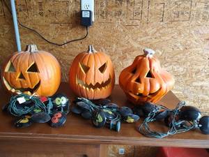 lot 5104 image: Halloween Black Cat String Lights with Foam Pumpkins, 2 Pumpkins with Lights