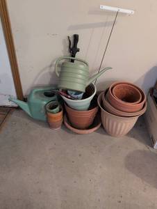 lot 5107 image: Gardening Set with Watering Cans and Plant Pots