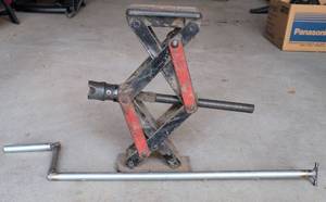lot 5111 image: Big Boy Scissor Car Jack with Handle
