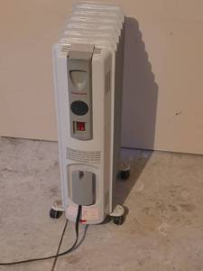 lot 5122 image: Honeywell Portable Oil-Filled Space Heater