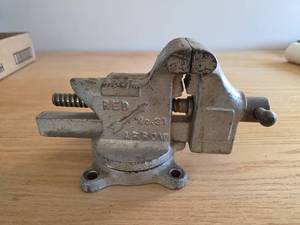 lot 6070 image: Red Arrow No. 31 Bench Vise
