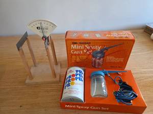 lot 6083 image: Badger Mini Spray Gun Set Model 250-4 with Propel and Flight Surface Indicator
