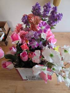 lot 6091 image: Silk Flowers
