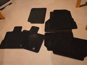 lot 6179 image: Black Floor Mats 8pc