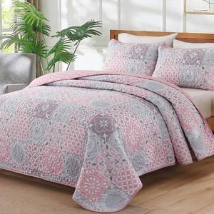 lot 5318 image: Dobuyly Pink Grey Quilt Set King Size, Boho Plaid Patchwork Bedspreads Coverlet Set, 3 Pieces Soft Lightweight Microfiber Summer Quilt Bedding Set for All Seasons 110x90in - Retail $41