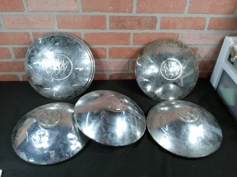 lot 4 image: Vintage Buick & VW Hub Caps
