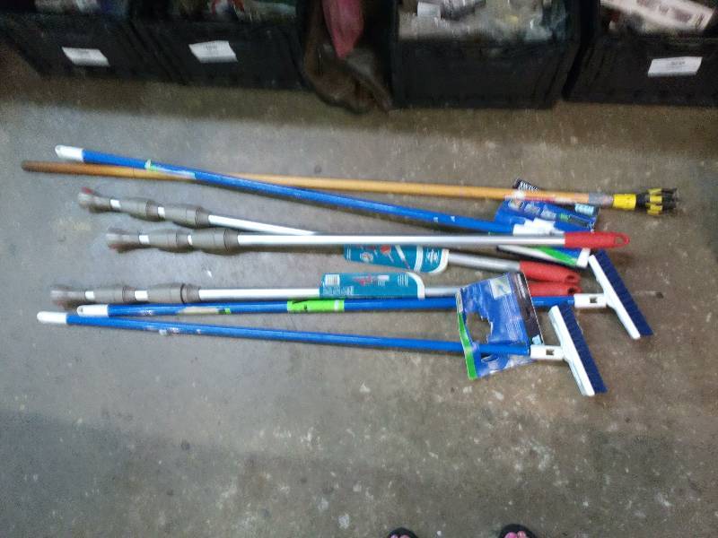 lot 12 image: Indoor Household Tools  Scrub Brushes  Adjustable Poles  Light Bulb Changer 