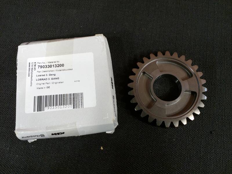 lot 16 image: KTM Twins 250-SX-F Engine Transmission Counter Shaft Gear