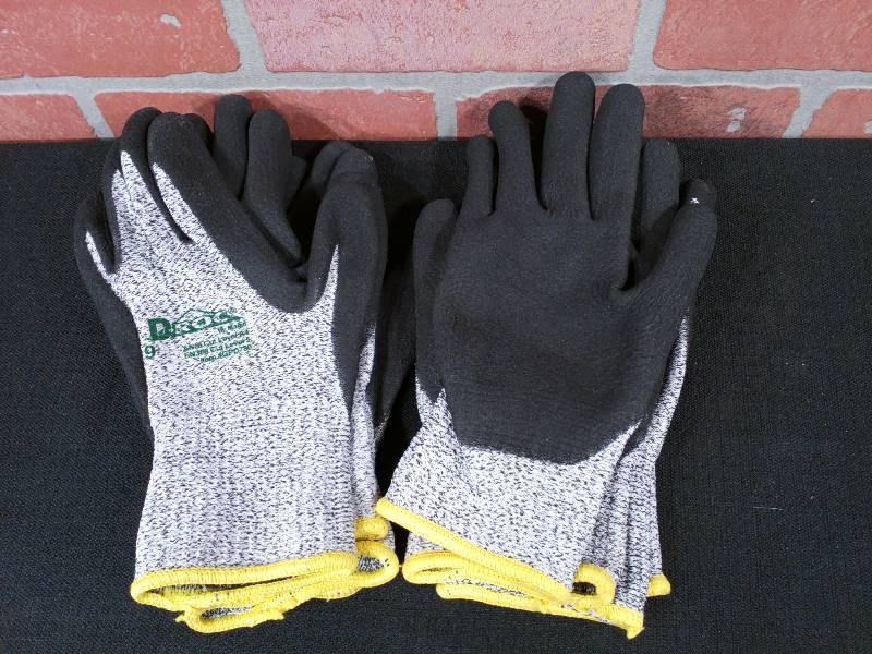 lot 32 image: Magid D-ROC HPPE Blend Gloves With Nitrix Palm Coated Gloves
