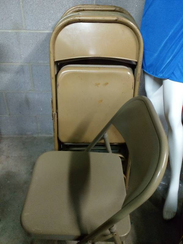 lot 75 image: Metal Folding Chairs