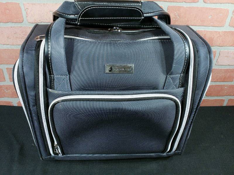 lot 78 image: London Fog Suitcase- Fits Under Airplane Seat