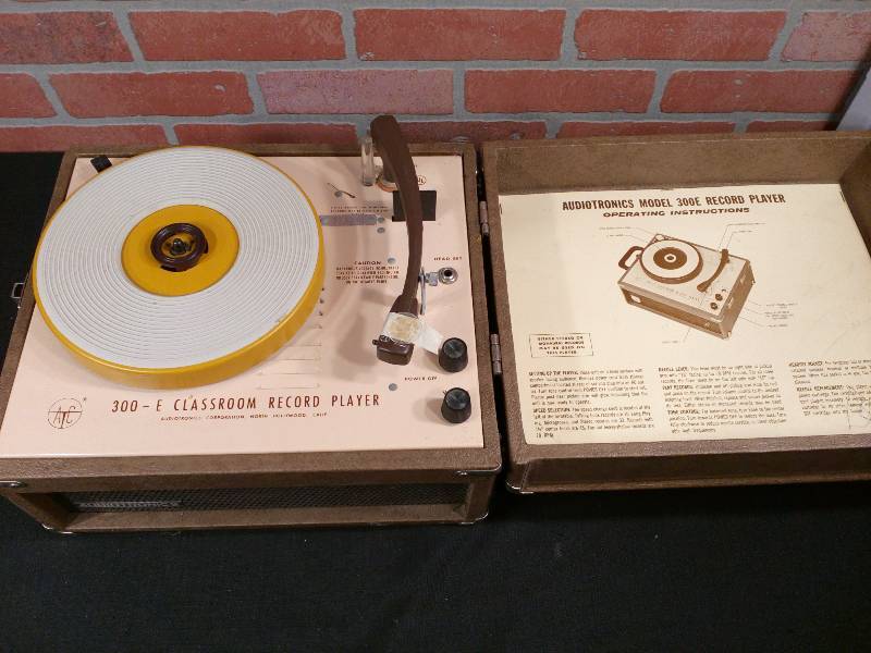 lot 104 image: Vintage Autotronics Classroom Record Player - 1960s