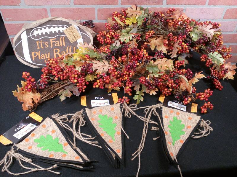 lot 132 image: Fall Decor Variety Lot