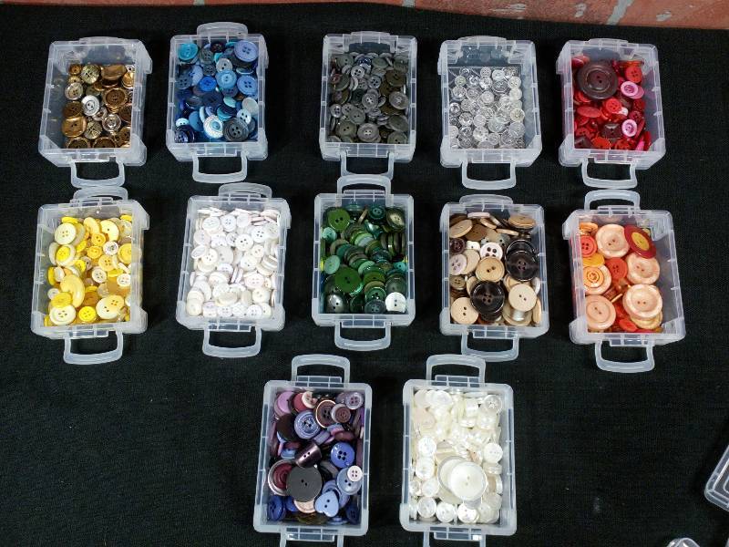 lot 135 image: Button Variety Lot