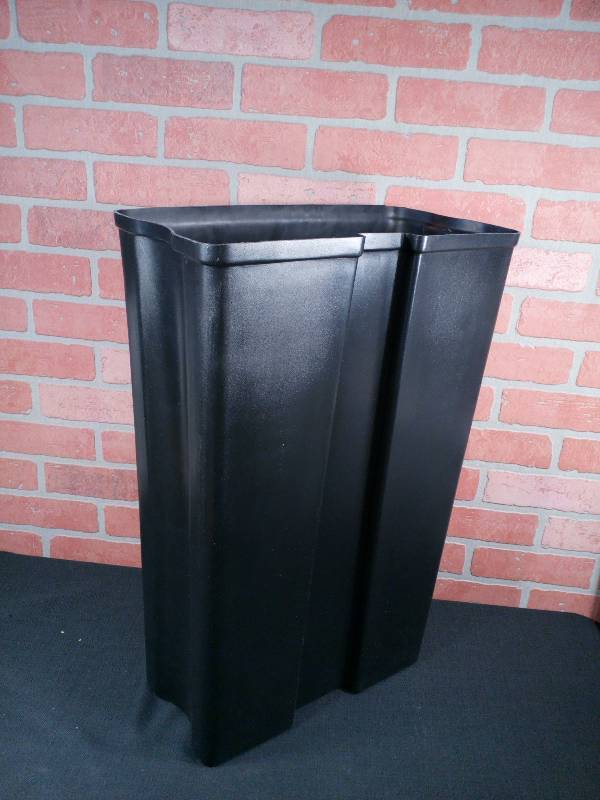 lot 183 image: Rubbermaid Slim Jim Rigid Plastic Liner 13-Gallon Resin Front Step-On