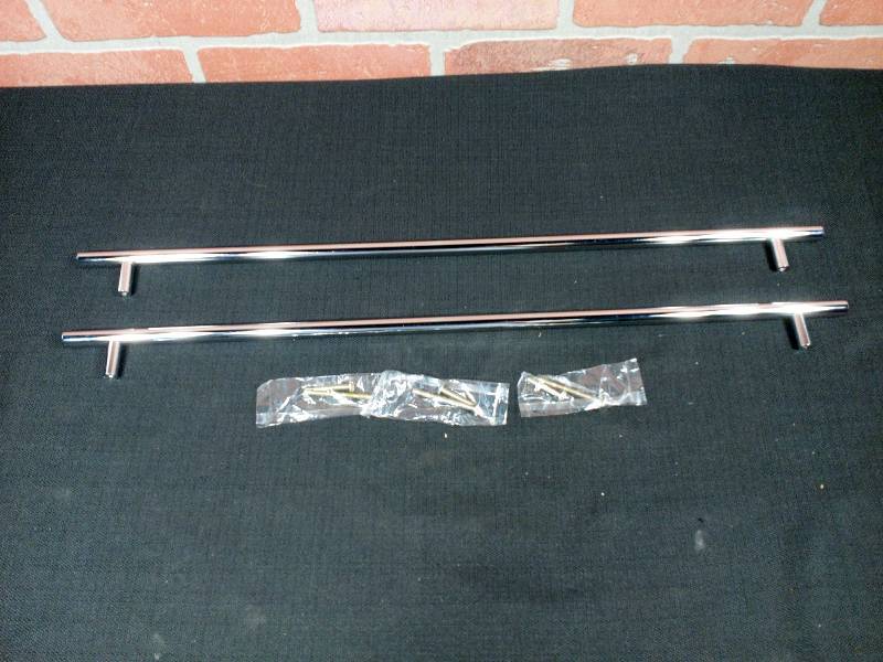 lot 224 image: Top Knobs Hopewell Bar Pulls