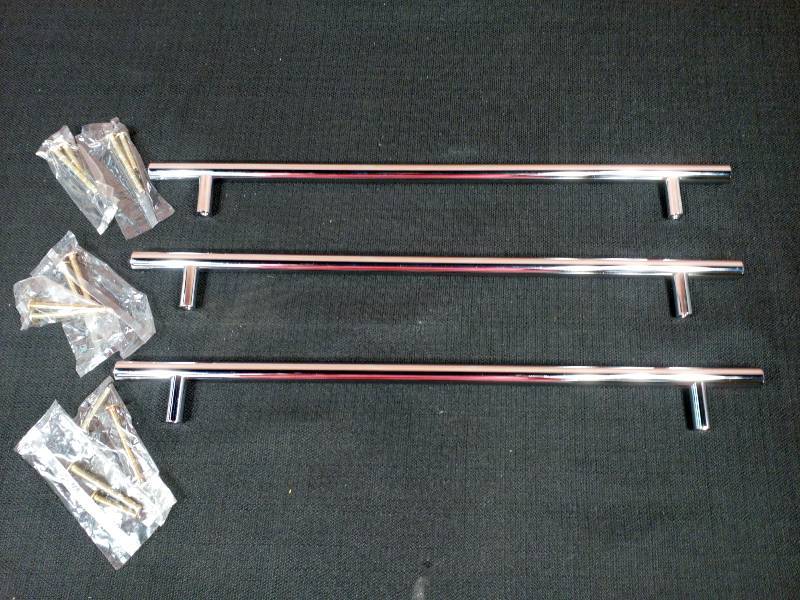 lot 230 image: Top Knobs Hopewell Bar Pulls