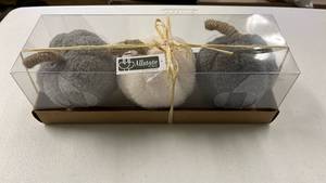 lot 17037 image: Allstate Floral Decorative Pom Pom Set - Retail $12