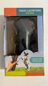 lot 17091 image: Handheld Dog Treat Launcher Toy - Retail $15