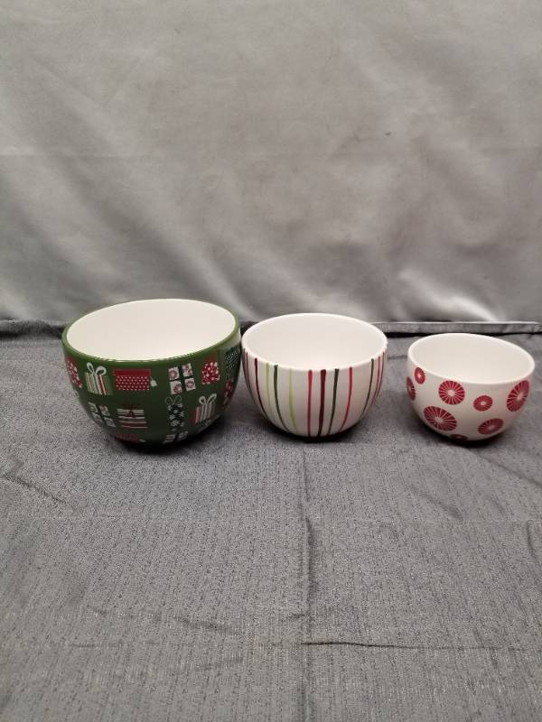 lot 12220 image: Holiday Ceramic Nesting Bowls Set of 3 - Christmas Pattern