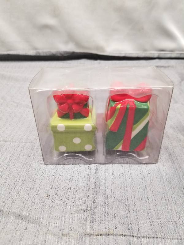 lot 12241 image: Vtg Bon-ton Christmas Merry & Bright Gift Present Salt And Pepper Shakers