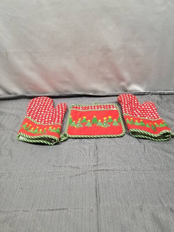 lot 12291 image: LOT OF MARTHA STEWART HOLIDAY POT HOLDERS