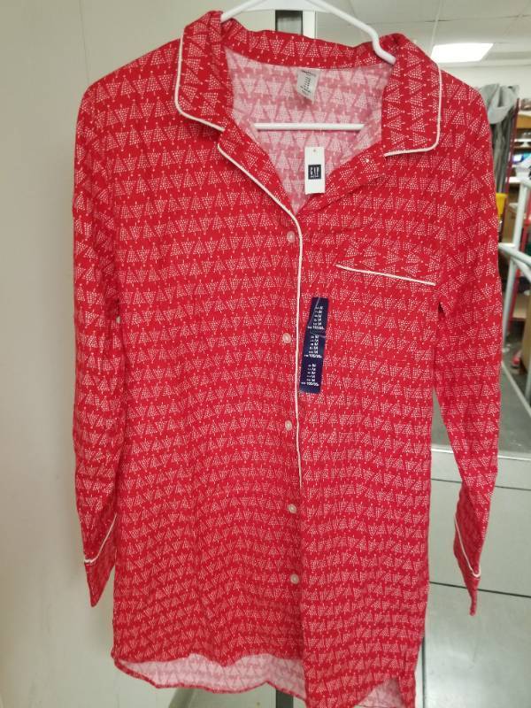 lot 12298 image: GAP Red and White Triangle Pattern Button-Down Sleep Shirt