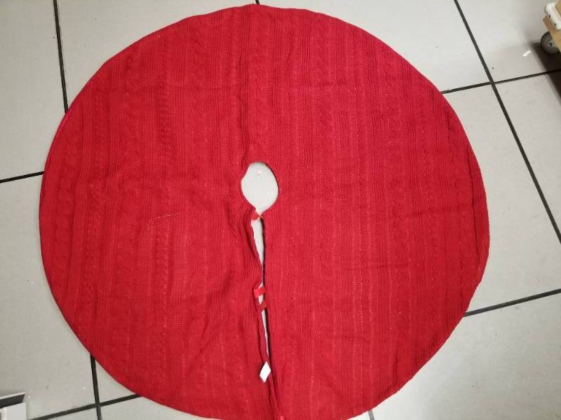 lot 12334 image: Red Cable Knit Christmas Tree Skirt
