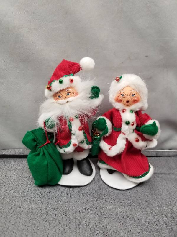 lot 12350 image: Annalee Christmas Santa and Mrs Claus Dolls with Green Gift Bag